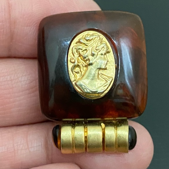 Vintage Unsigned Amber Lucite Victorian Lady Cameo Clip Earrings 22.6g - Picture 13 of 14